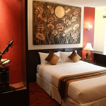 Mirth Sathorn Hotel Banguecoque Exterior foto