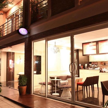 Mirth Sathorn Hotel Banguecoque Exterior foto