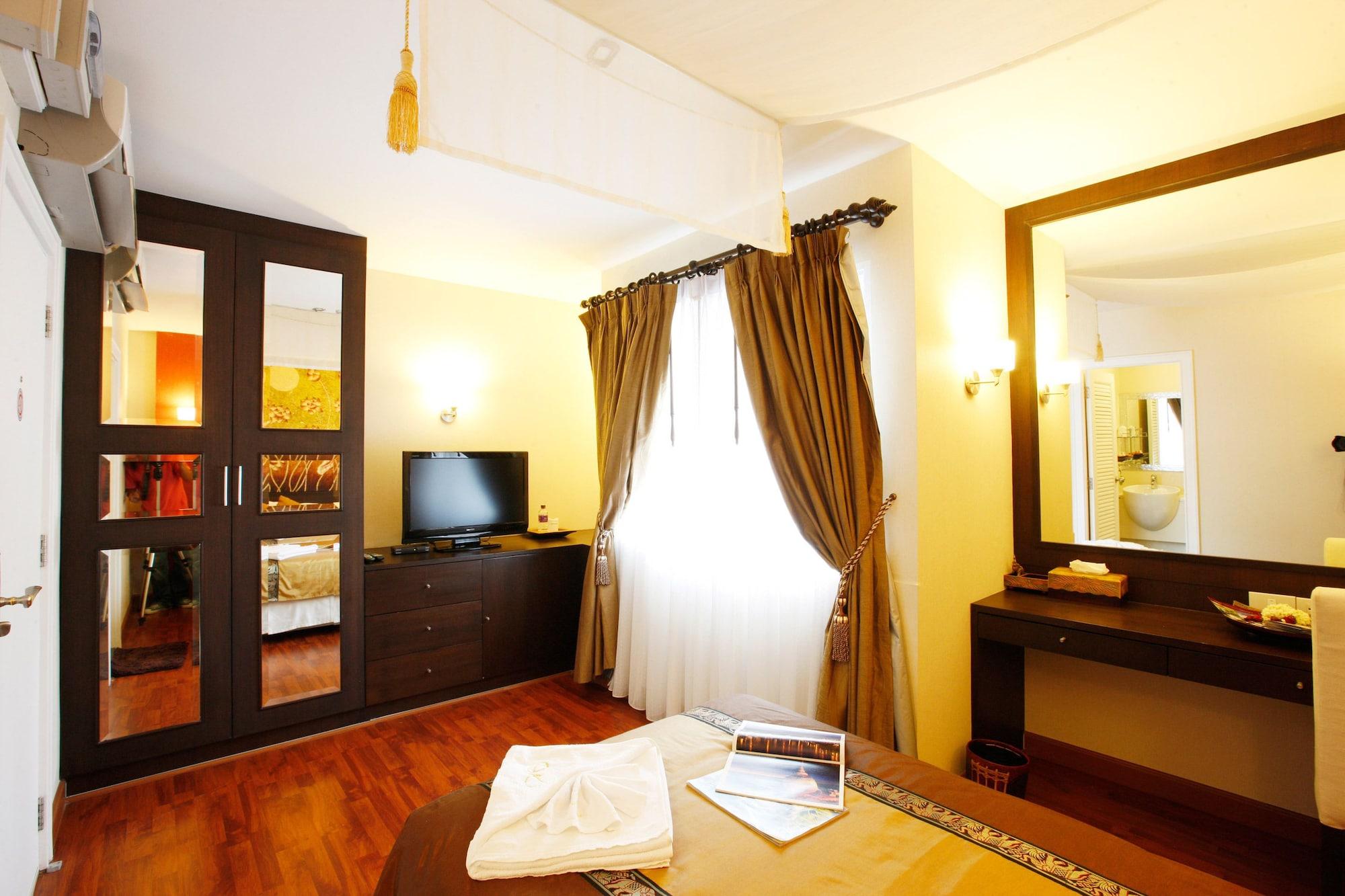 Mirth Sathorn Hotel Banguecoque Exterior foto