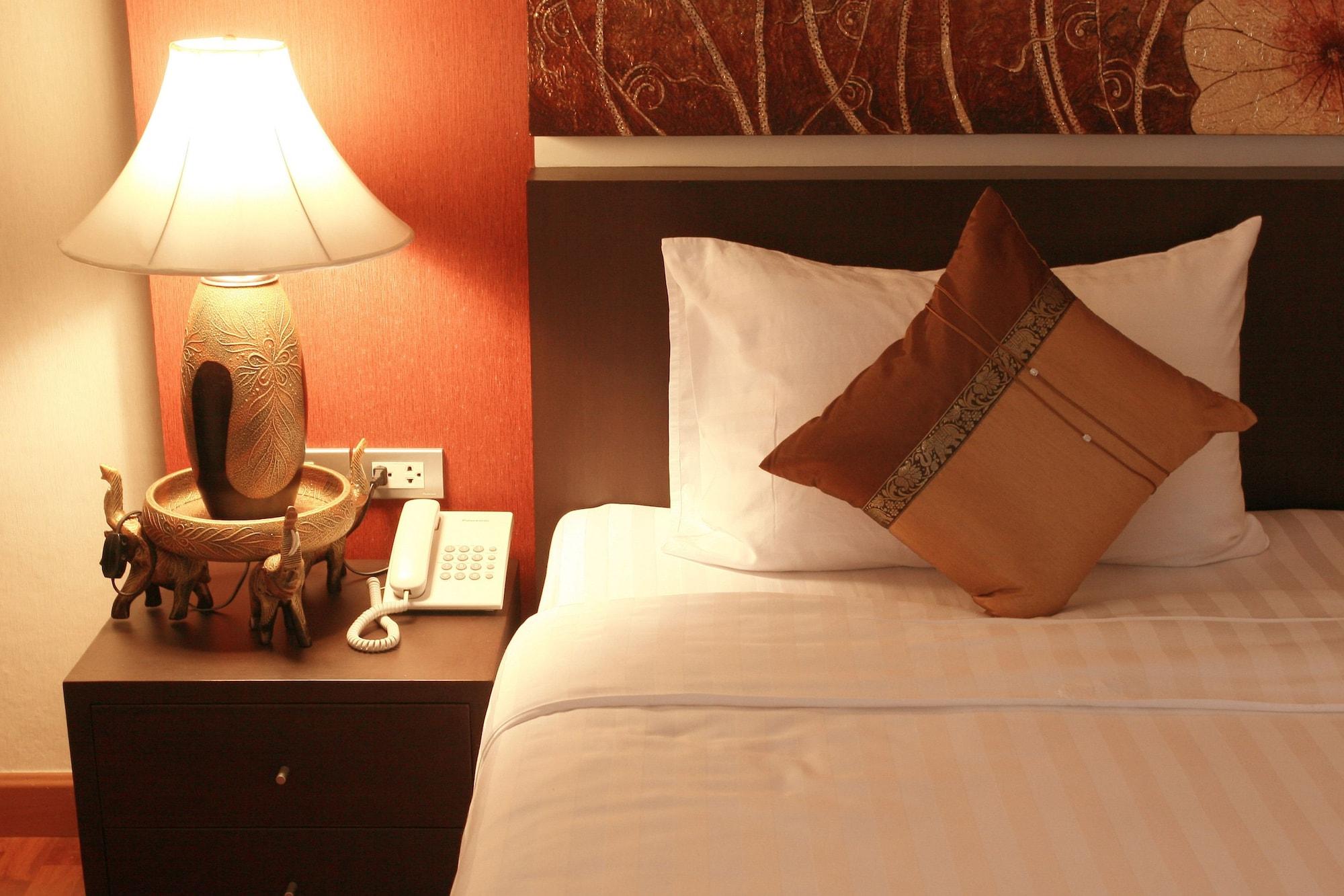 Mirth Sathorn Hotel Banguecoque Exterior foto