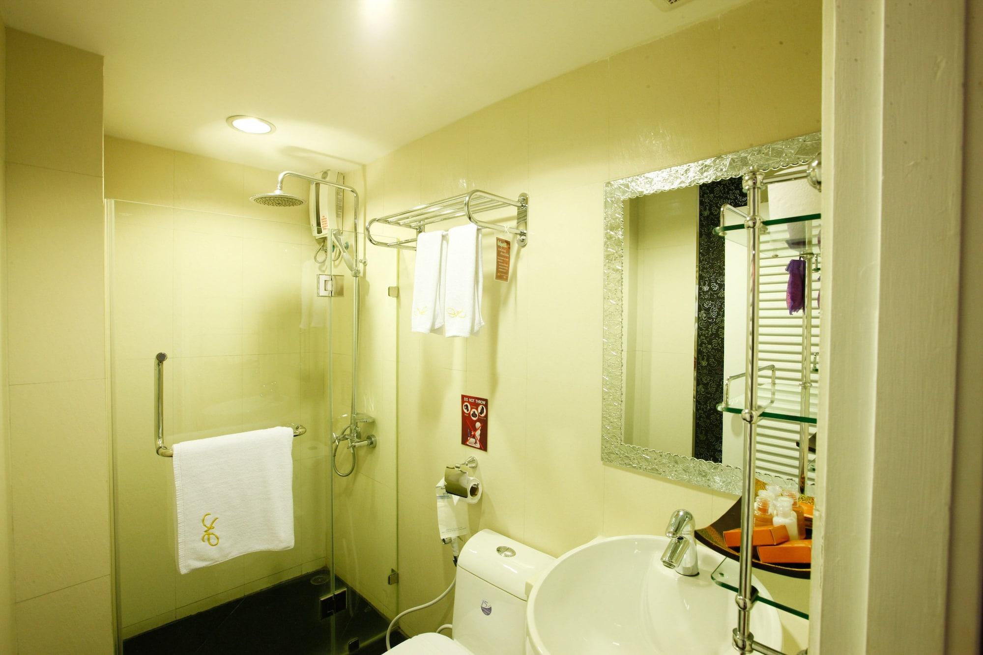 Mirth Sathorn Hotel Banguecoque Exterior foto