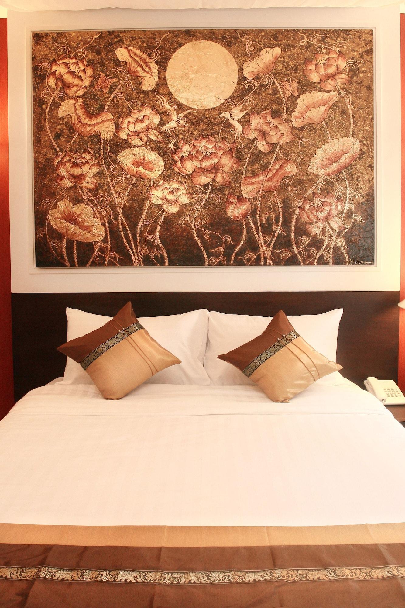 Mirth Sathorn Hotel Banguecoque Exterior foto