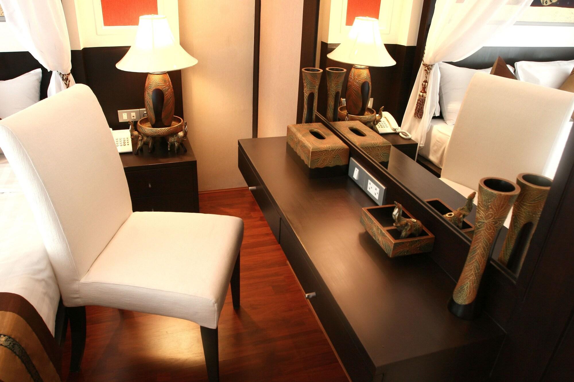 Mirth Sathorn Hotel Banguecoque Exterior foto
