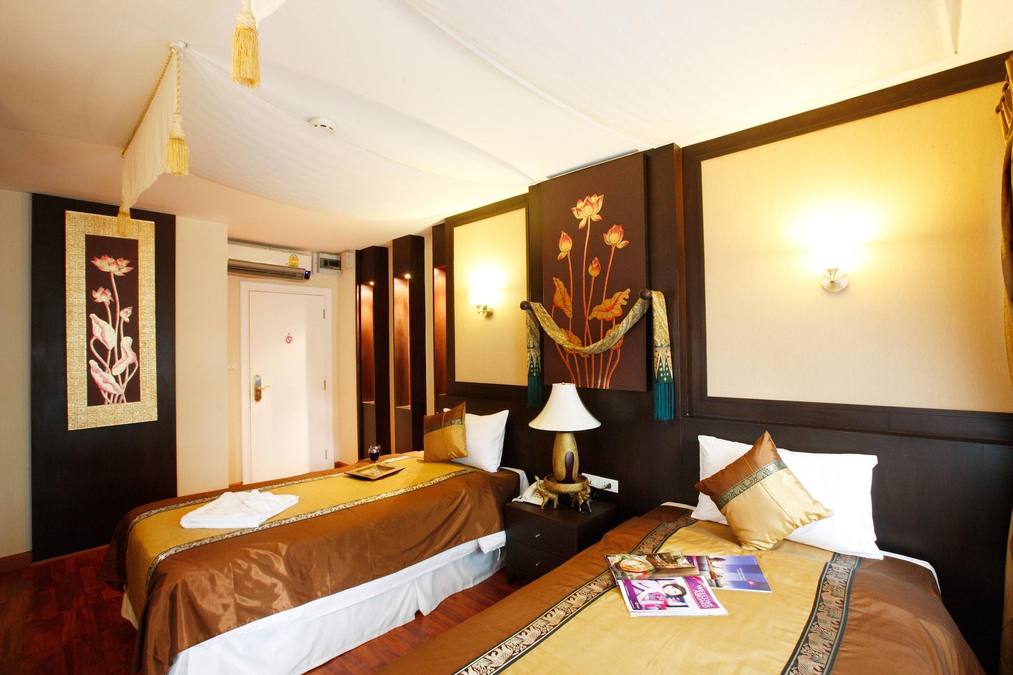 Mirth Sathorn Hotel Banguecoque Exterior foto